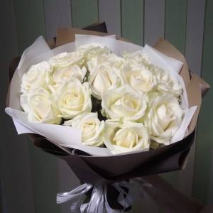 Букет 15 белых роз с упаковкой R390