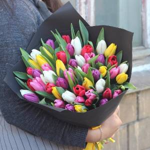 Букет 39 разноцветных тюльпанов в черной бумаге R986