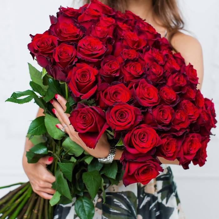 Букет 51 крупная красная роза с лентами R104