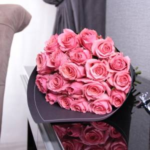 Букет 15 розовых роз в черном крафте R404