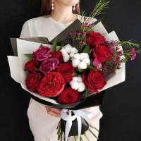 Сборный букет с красными розами в упаковке R301